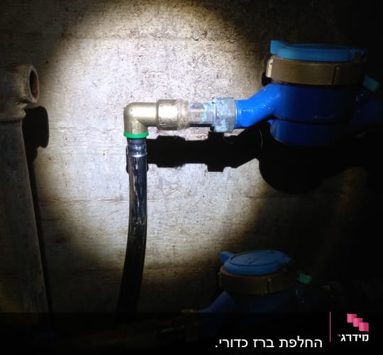 צינור מים עם מחבר זוויתי ומונה מים כחול